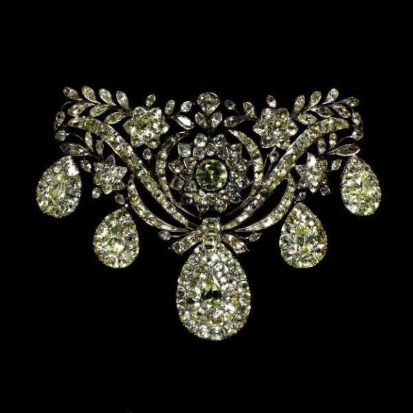 File:Victoria and Albert Museum Jewellery 11042019 Bodice ornament