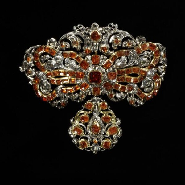 File:Victoria and Albert Museum Jewellery 11042019 Dress ornament