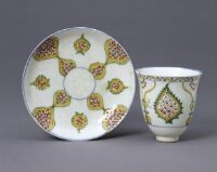 میوزیم کے کھلے ذخیرے سے «Kütahya Cup and Saucer, 1725» کی تصویر