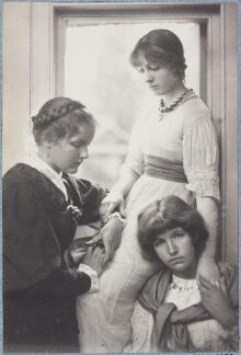 Margaret Burne-Jones with Misses Muir thumbnail 1