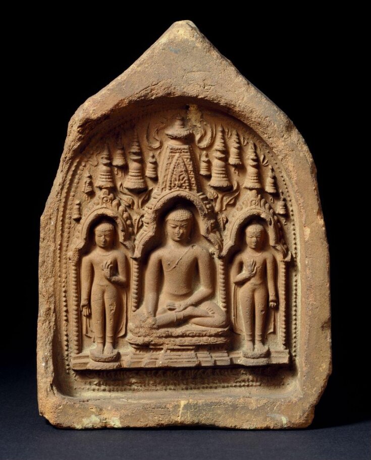 Este exvoto de arcilla, encontrada en Tagaung, Pagan, en el norte de Birmania (ahora Myanmar), representa al Buda sentado debajo de la torre del templo Mahabodhi en Bodh Gaya, en el este de la India · Crédito collections.vam.ac.uk