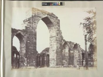 Delhi - The Great Arch and iron pillar near the Kootb