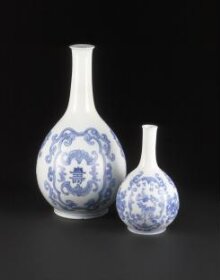White Porcelain Flask with Leaf and Flower Design Painted in Underglaze Cobalt Blue and Inscription of "Su(壽)" thumbnail 1
