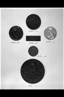 Medal commemorating the WW1 concerts in France produced for the troops by Seymour Hicks thumbnail 1