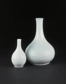 White Porcelain Flask with Raised Design and Inscription of "Su(壽)" thumbnail 1