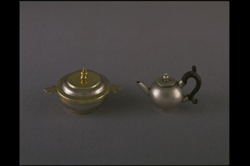 Miniature teapot (ca. 1740) by Pieter le Sage