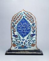 میوزیم کے کھلے ذخیرے سے «Iznik Stele Tile» کی تصویر