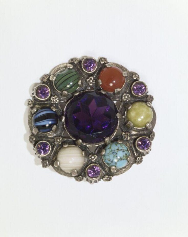 Brooch top image