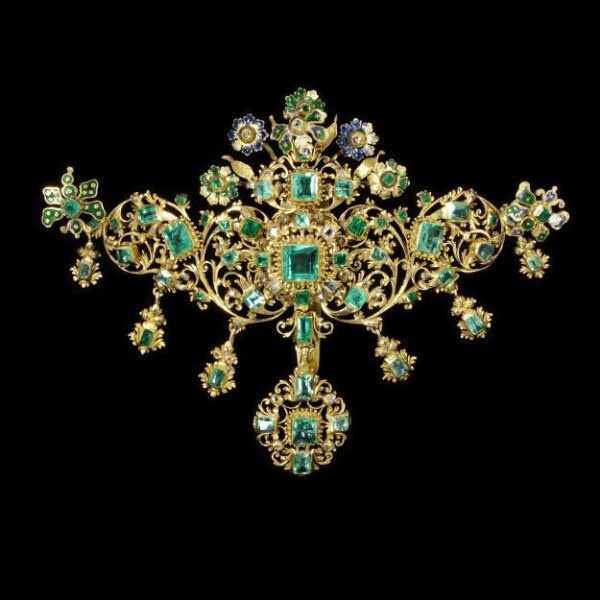 File:Victoria and Albert Museum Jewellery 11042019 Bodice ornament