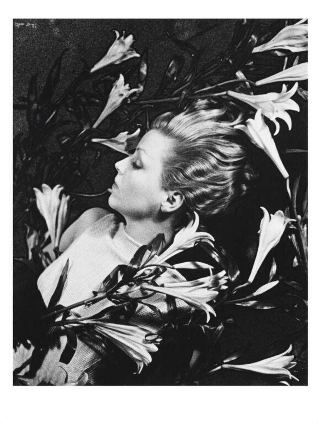 Bing, Ilse, Salut de Schiaparelli