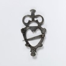 Brooch thumbnail 1