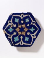 میوزیم کے کھلے ذخیرے سے «Samarkand Tile, late 14th c.» کی تصویر