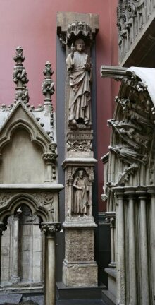 Central pier with statues of Christ and St David thumbnail 1