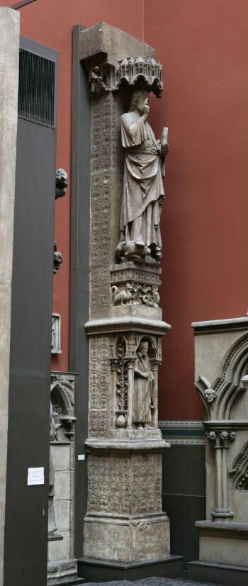 Central pier with statues of Christ and St David