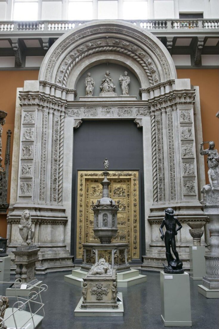 Central doorway of S. Petronio top image
