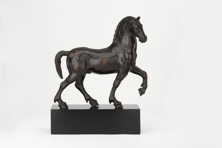 Statuette pacing horse top image