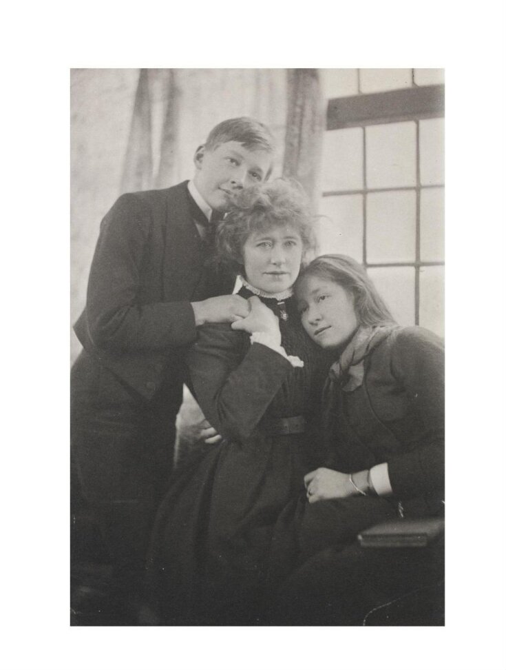 Ellen Terry with her children Edith and Edward Gordon Craig top image