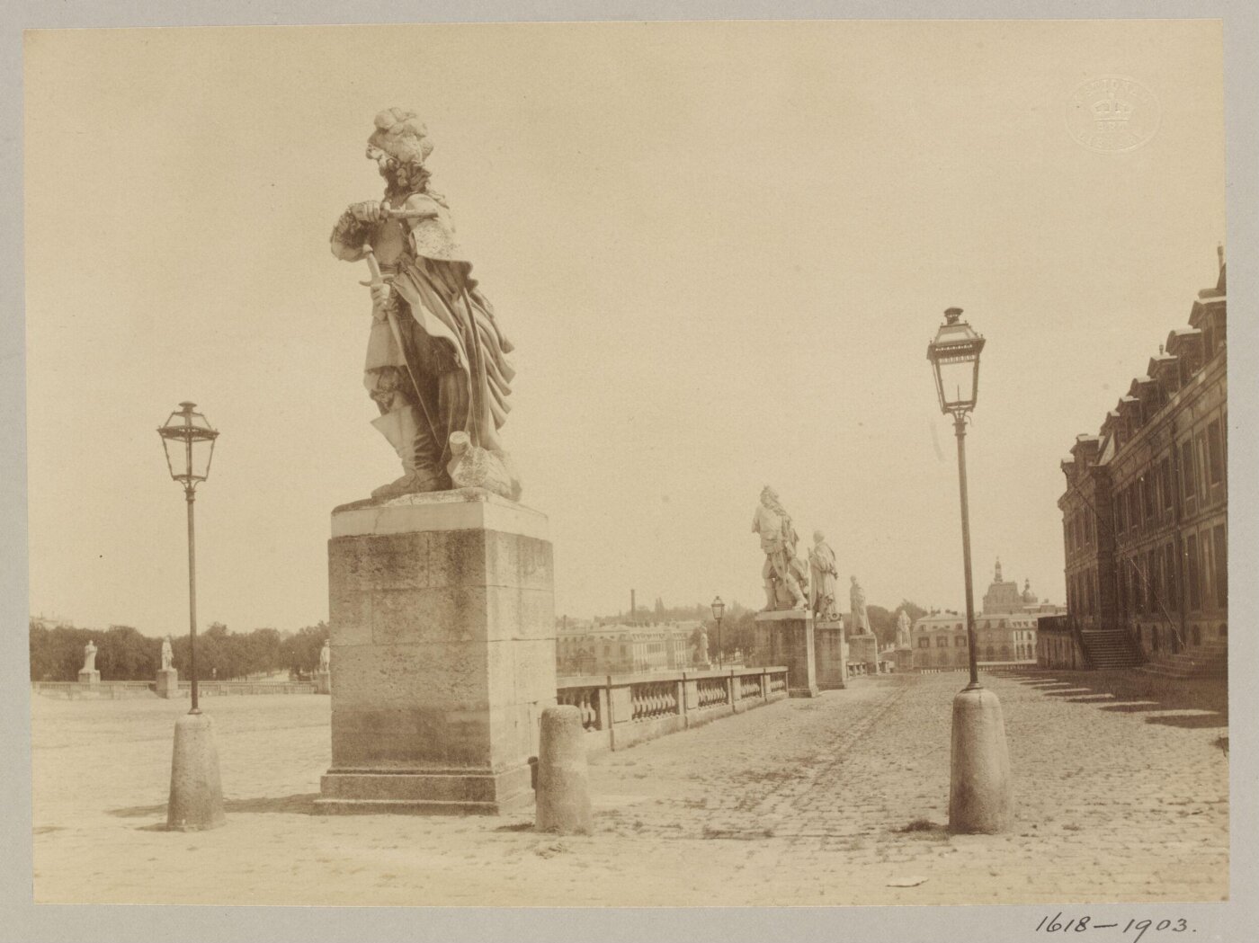 Atget, Jean-Eugène-Auguste, Cour d'honneur, Versailles, France