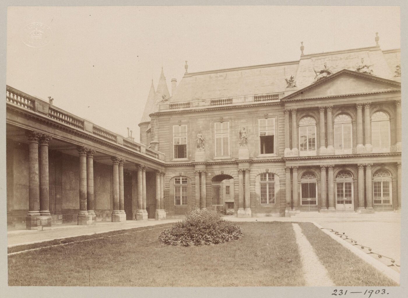 Atget, Jean-Eugène-Auguste, Les Archives, Paris, France