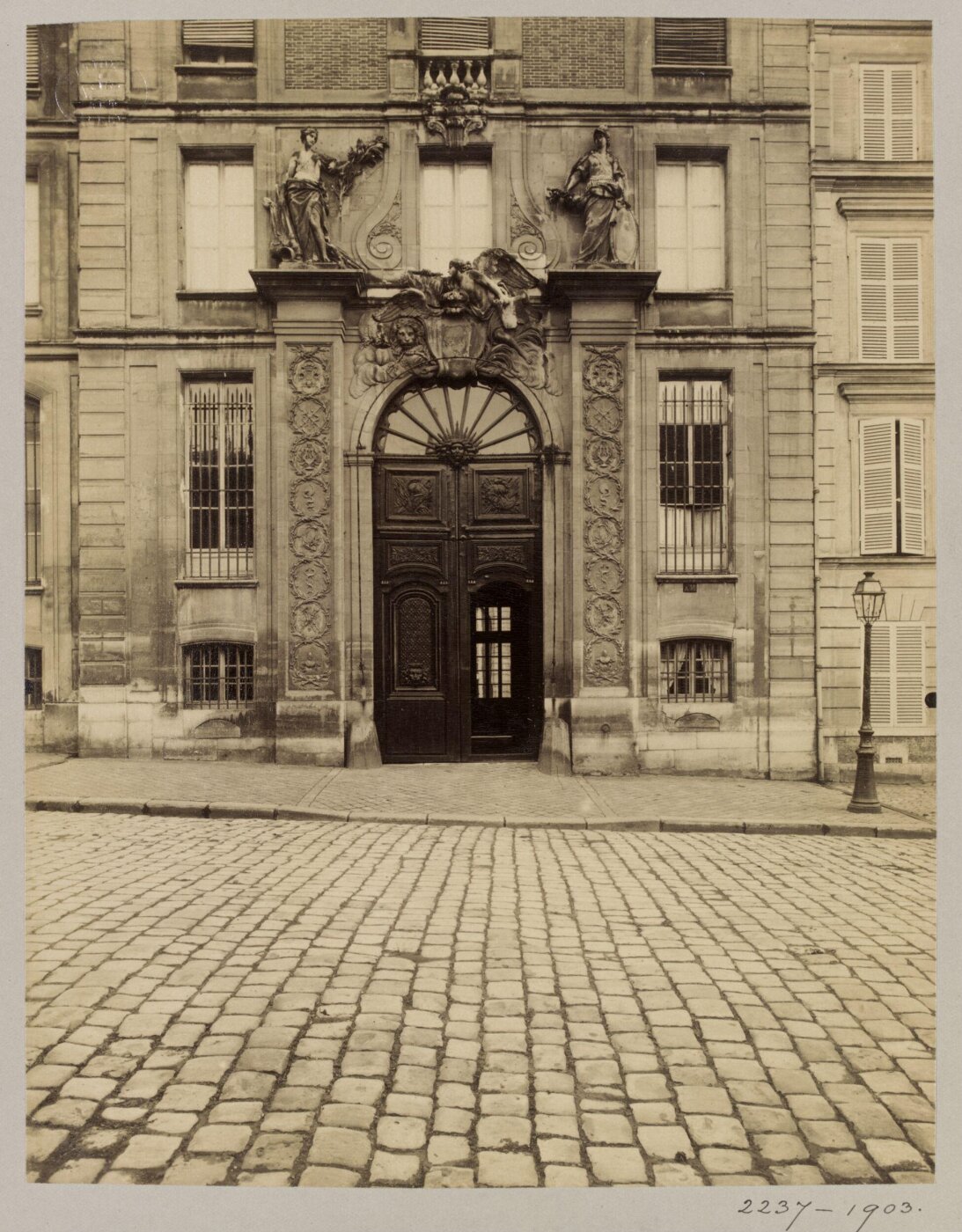 Atget, Jean-Eugène-Auguste, Doorway, rue de l'Orangerie, Versailles, France