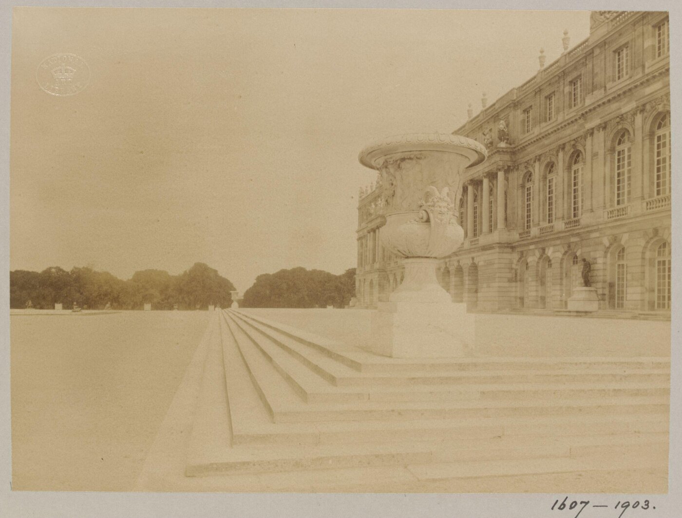 Atget, Jean-Eugène-Auguste, Exterior view of Palace, Versailles, France