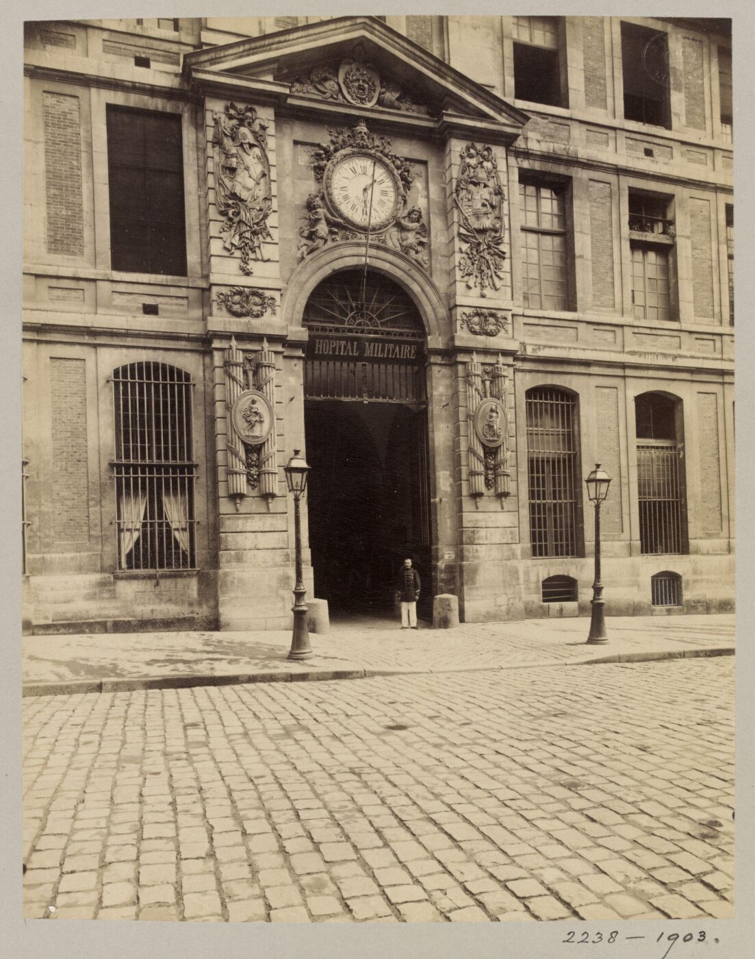 Atget, Jean-Eugène-Auguste, Doorway, rue de l'Orangerie, Versailles, France