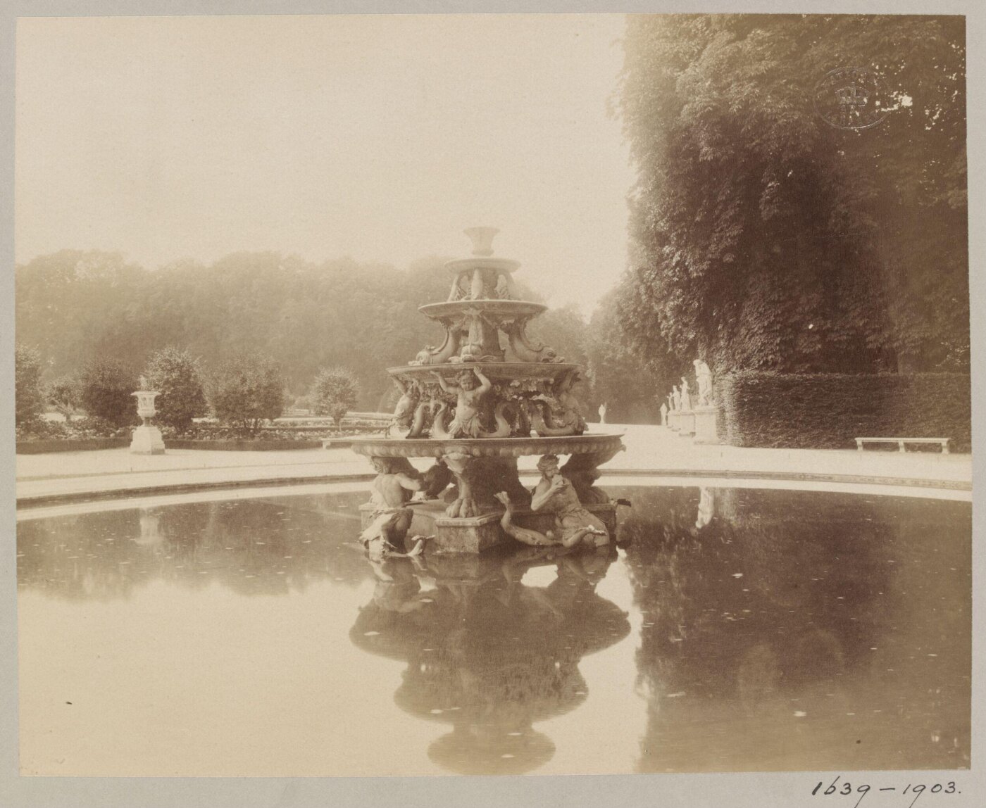 Atget, Jean-Eugène-Auguste, Fontaine de la Pyramide, Versailles, France