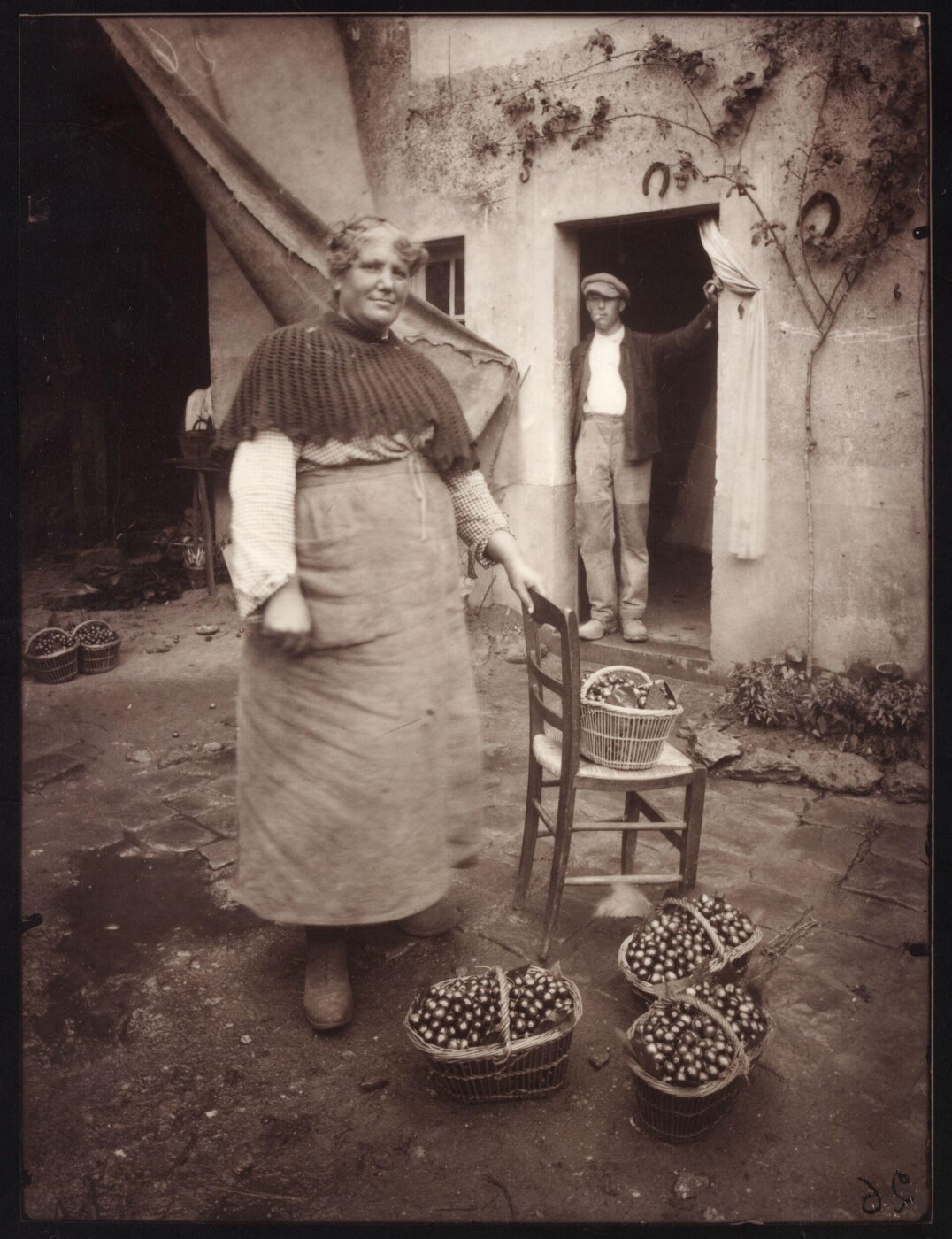 Atget, Jean-Eugène-Auguste, Femme de Verrières