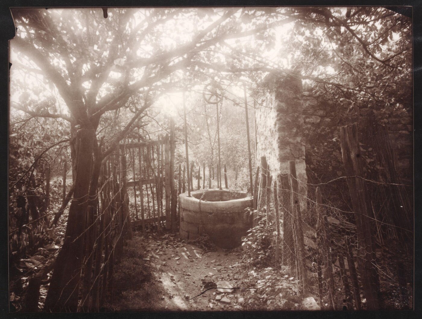 Atget, Jean-Eugène-Auguste, Vieux Puits, petit chemin, rue de la Gare, Châtillon