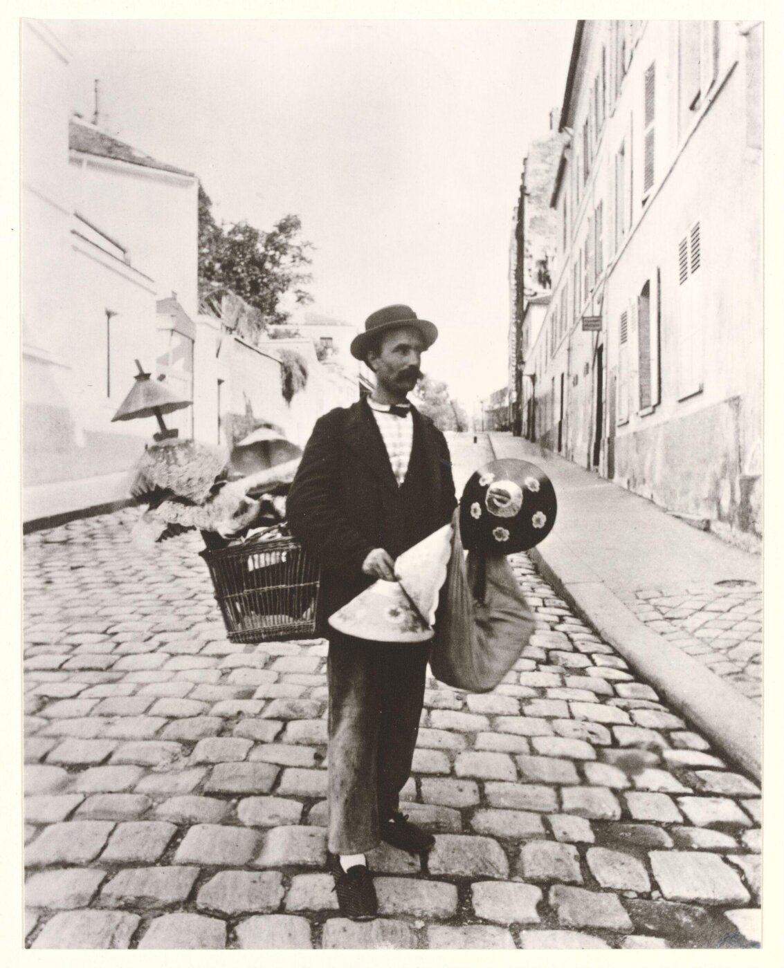 Atget, Jean-Eugène-Auguste, Street trader in lampshades