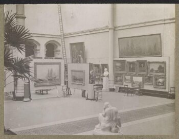 Exterior view of the Victoria and Albert Museum in London. - Album  alb9210074