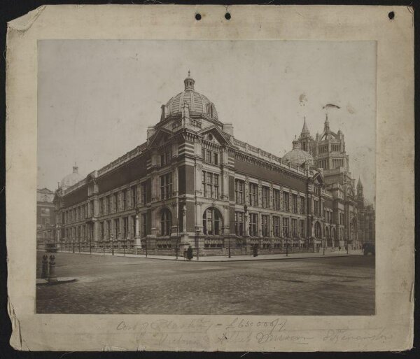 File:London - Cromwell Gardens - Victoria & Albert Museum - Café