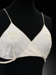 Brassiere thumbnail 1