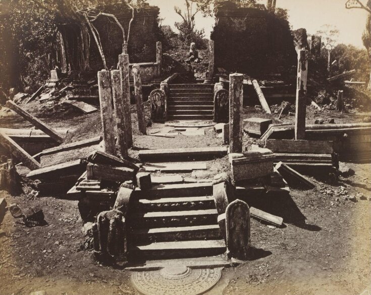 Polonnaruwa.The Watadage, Principle entrance from North top image