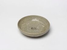 Celadon Dish with Inlaid Fish Design and Inscription of "Gisa(己巳)" thumbnail 1
