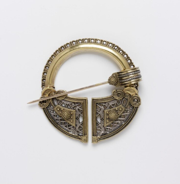 Brooch top image