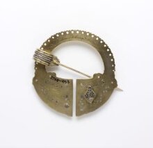 Brooch thumbnail 1