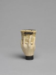 Box / stick handle with a hand and foliate motifs thumbnail 1