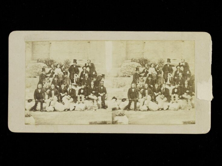 Stereoscopic group portrait top image
