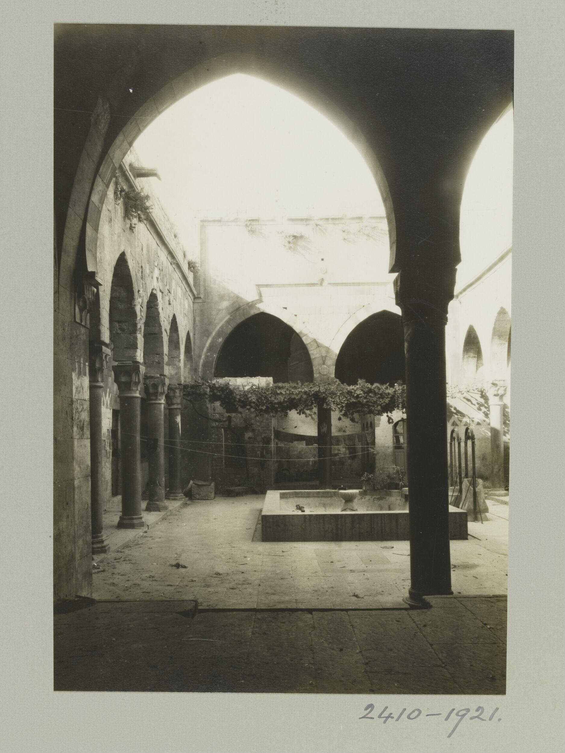 Main court of Bimaristan of Mamluk Amir Arghun al-Kamili, Aleppo