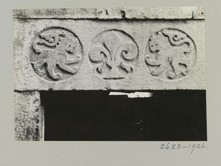 House lintel with blazon of Nur al-Din in Salihiyya, Damascus top image