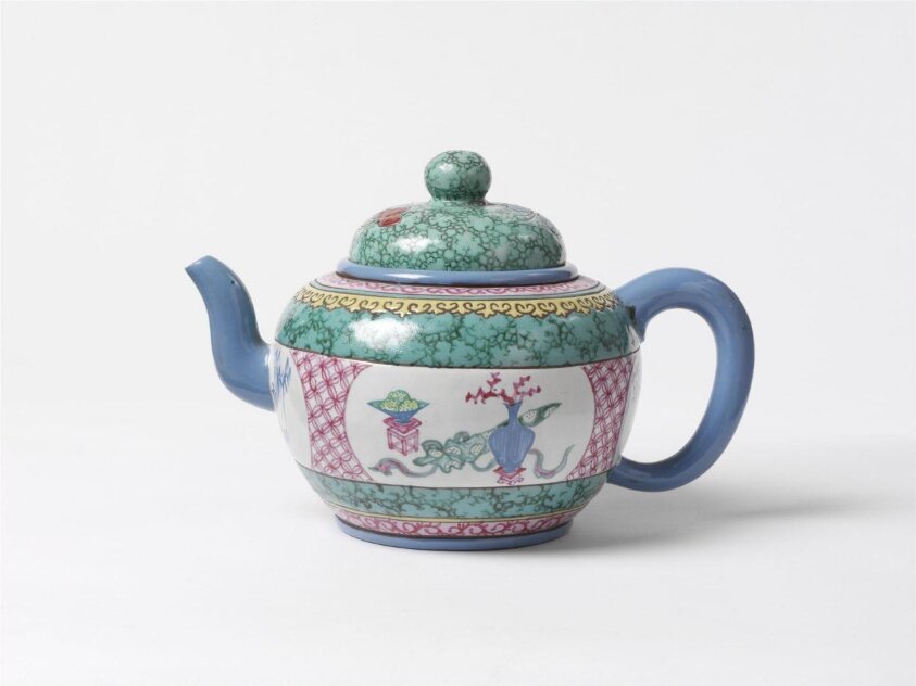 Yixing stoneware teapot with enamel decoration (1800-1850) by Dao Cheng