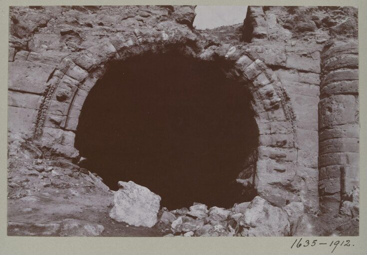 Entrance arch to Room 4 in the ruins of the Great Iwan at Hatra, Iraq top image