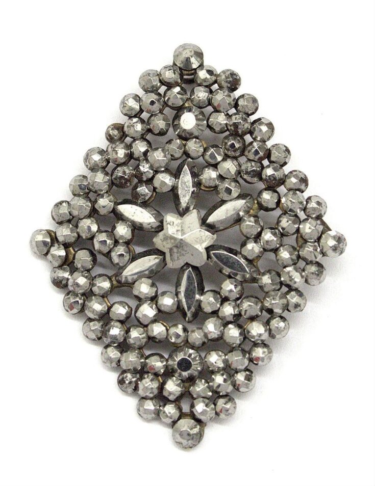 Brooch top image