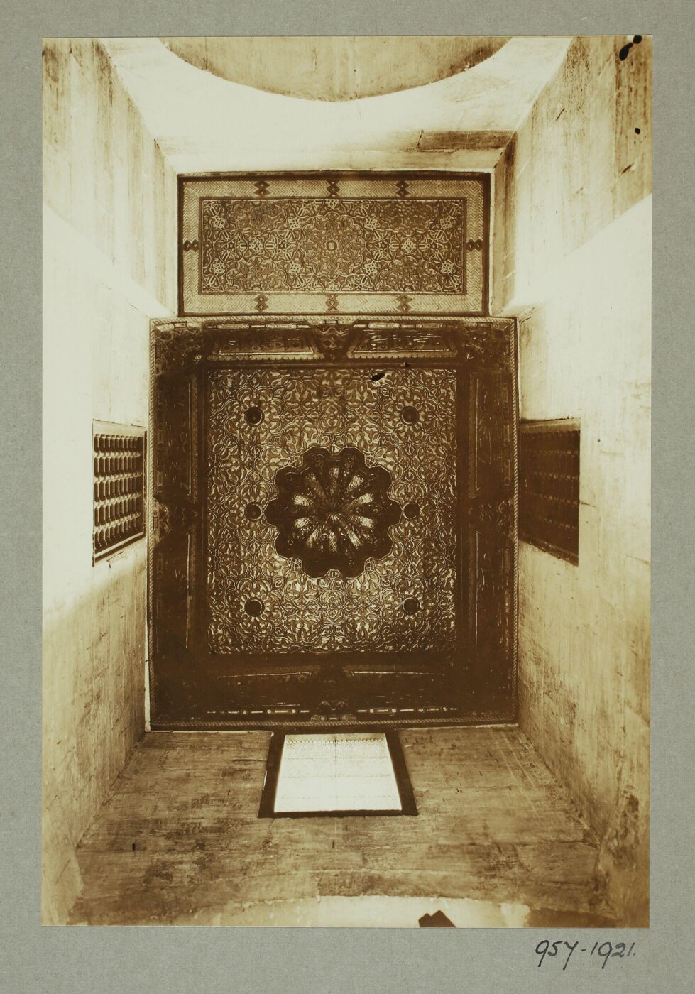 K.A.C. Creswell, The ceiling of vestibule of the mosque of Qadi Yahya Zayn al-Din in Bayn al-Nahdayn, Cairo