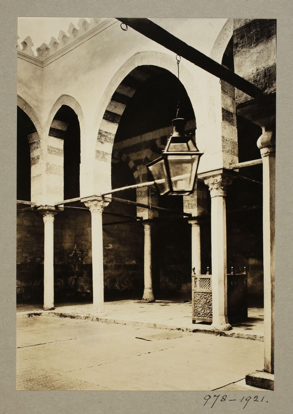 K.A.C. Creswell, The courtyard of the mosque of Sultan Lajin al-Saifi (Jaqmaq), Cairo