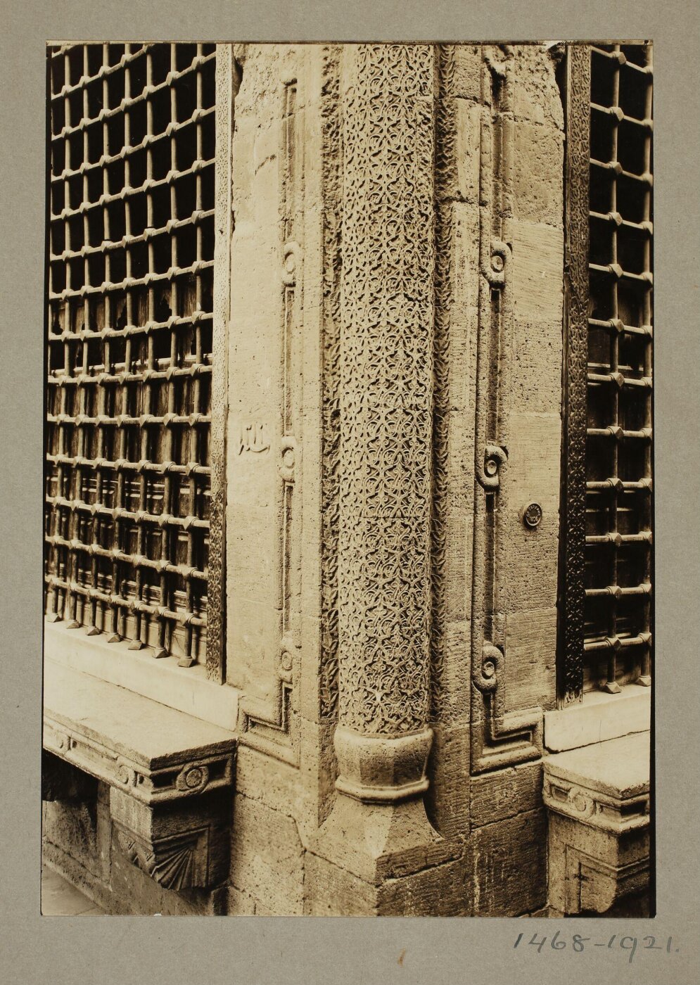 K.A.C. Creswell, Column detail at the angle of sabil at the funerary mosque of Mamluk Amir Qijmas al-Ishaqy (Abu Hurayba), Cairo
