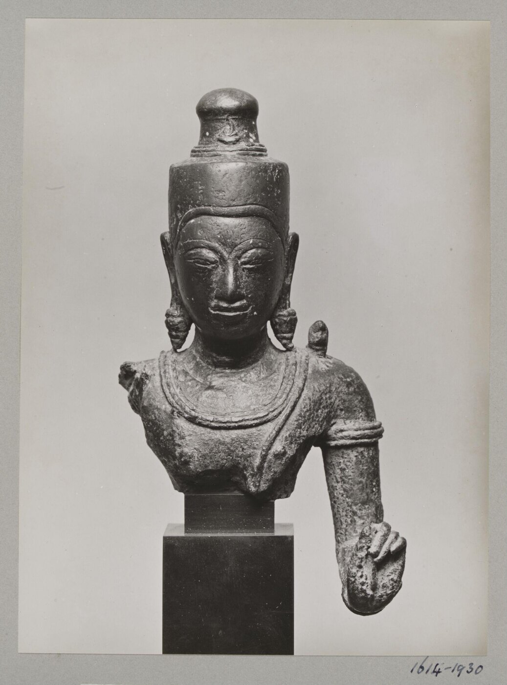 Unknown, Bronze Cambodian sculpture of Buddha, ca. 13th century, V&A Museum, London