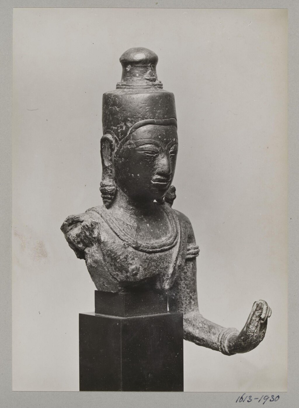 Unknown, Bronze Cambodian sculpture of Buddha, ca. 13th century, V&A Museum, London