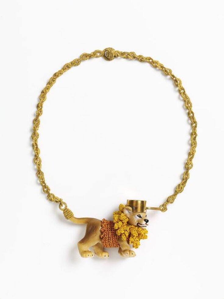 Lion cub with saucer (necklace) top image